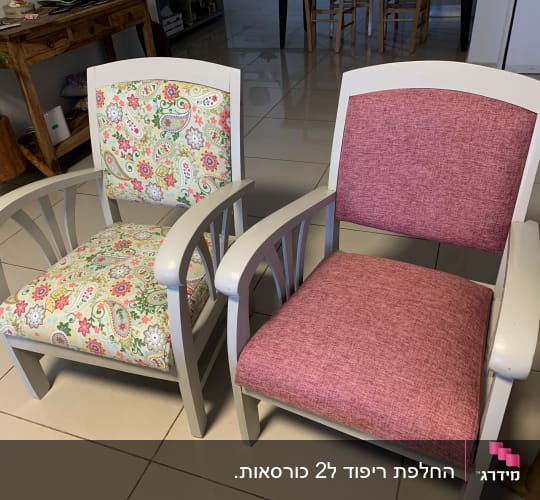 שני כיסאות עם ריפוד צבעוני וורוד